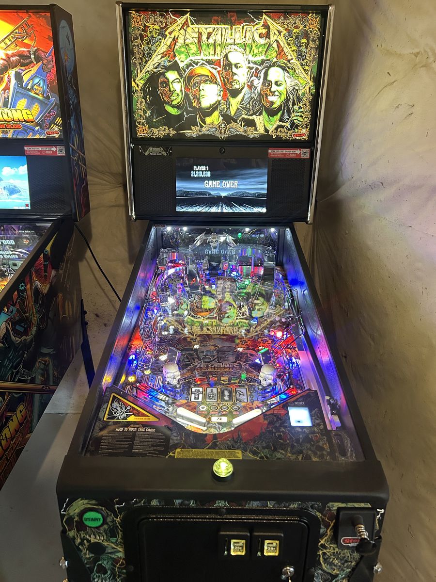 HUO Metallica Remastered Stern Pinball Machine Minty Fresh 8500 OBO