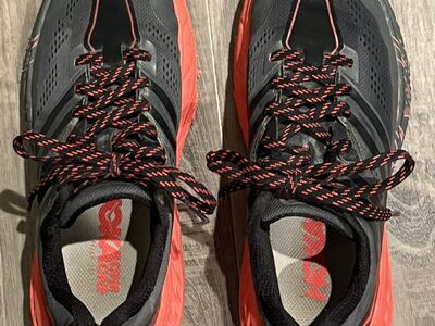 Womens Size 6 HOKA Speedgoat 3