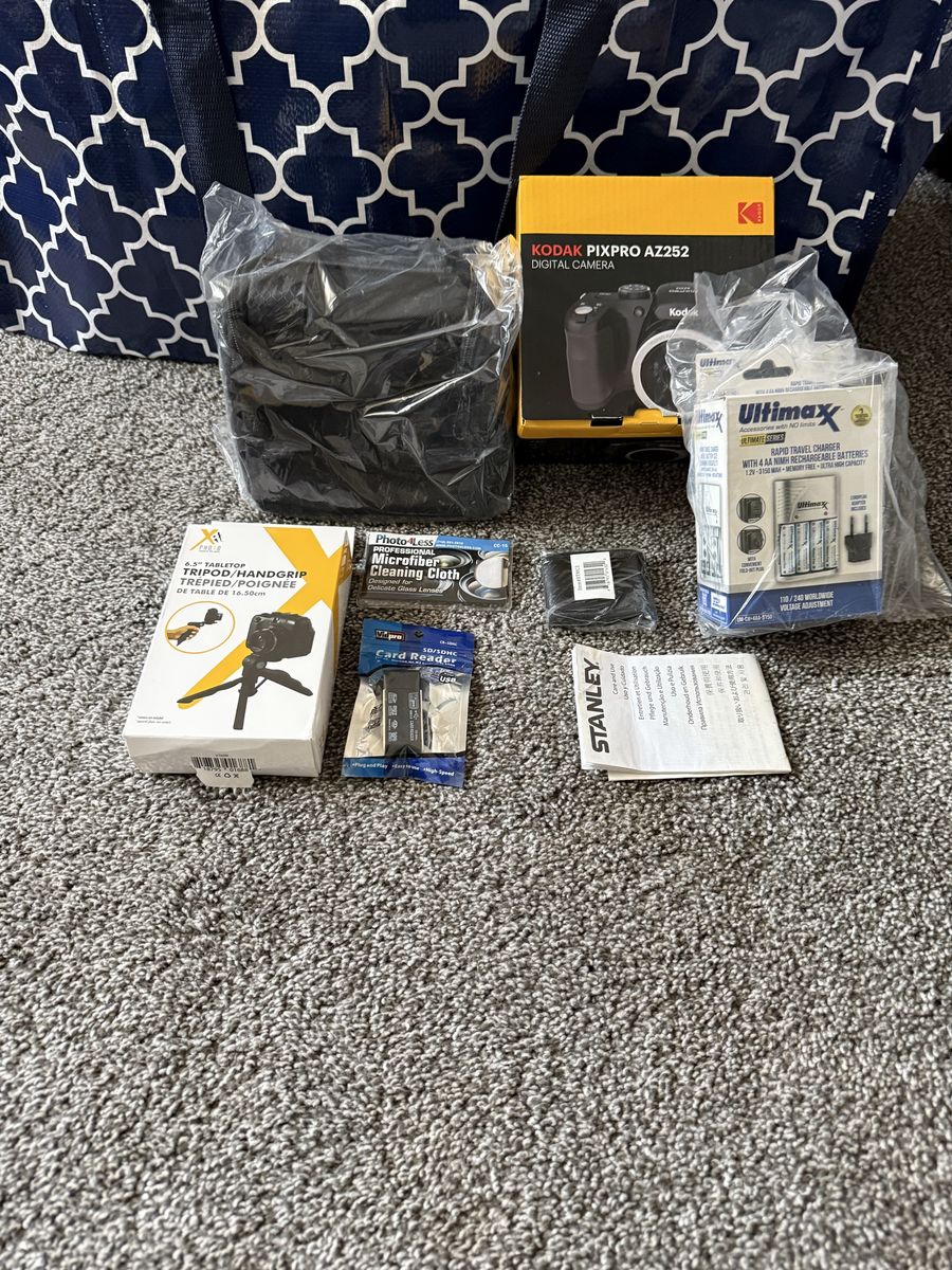 Kodak PIXPRO AZ252 Digital Camera Bundle w/ Tripod, Charger, Memory Card Reader, Bag