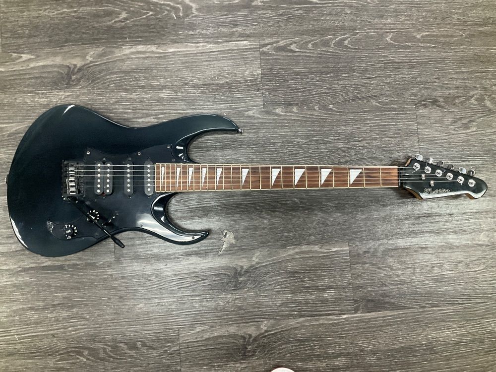 BEHRINGER METALIEN ELECTRIC GUITAR *1 STRING MISSING*