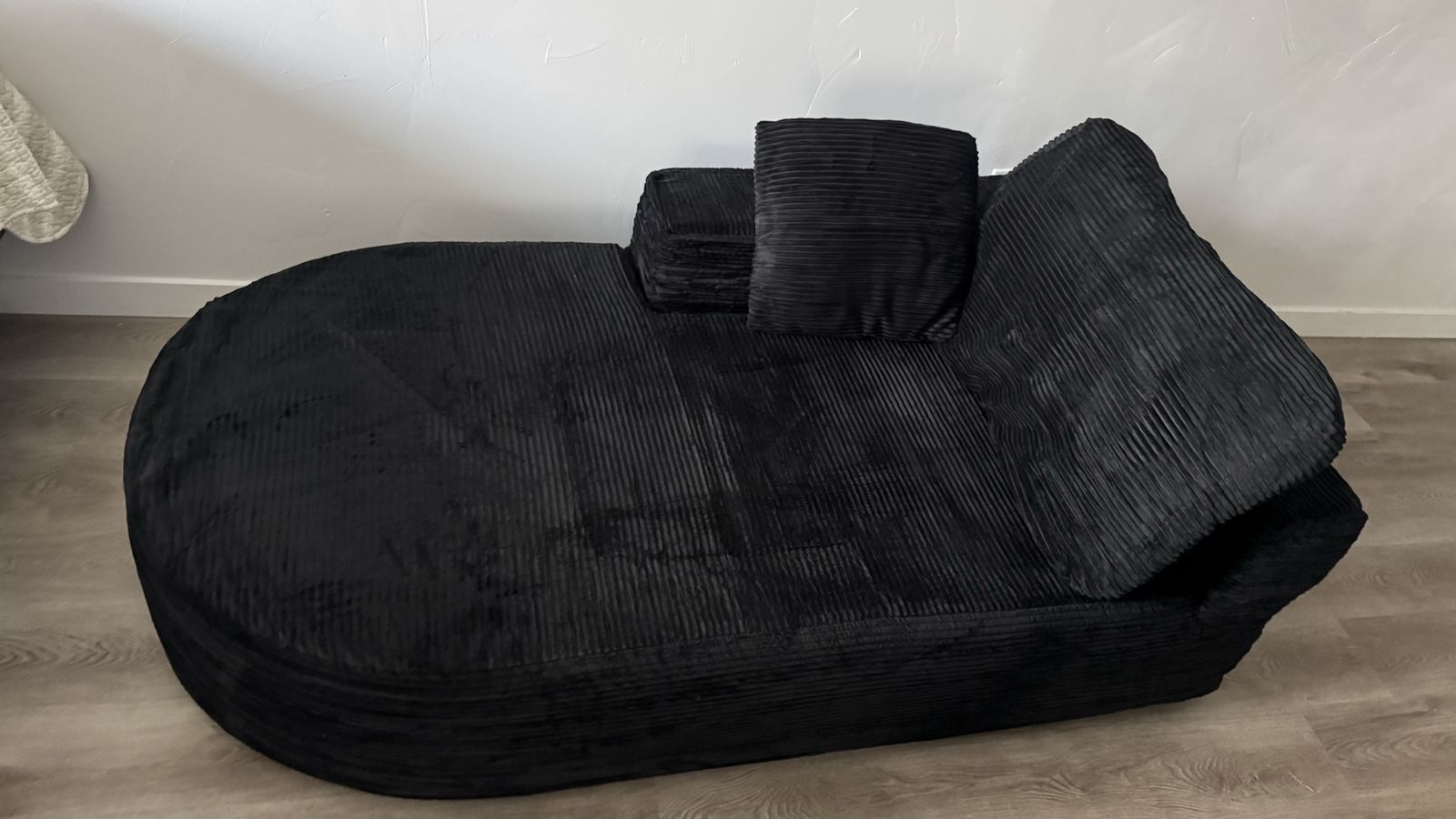 Oversized indoor lounge chair (39 inches) black
