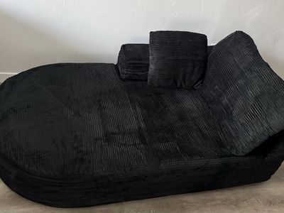 Oversized indoor lounge chair (39 inches) black