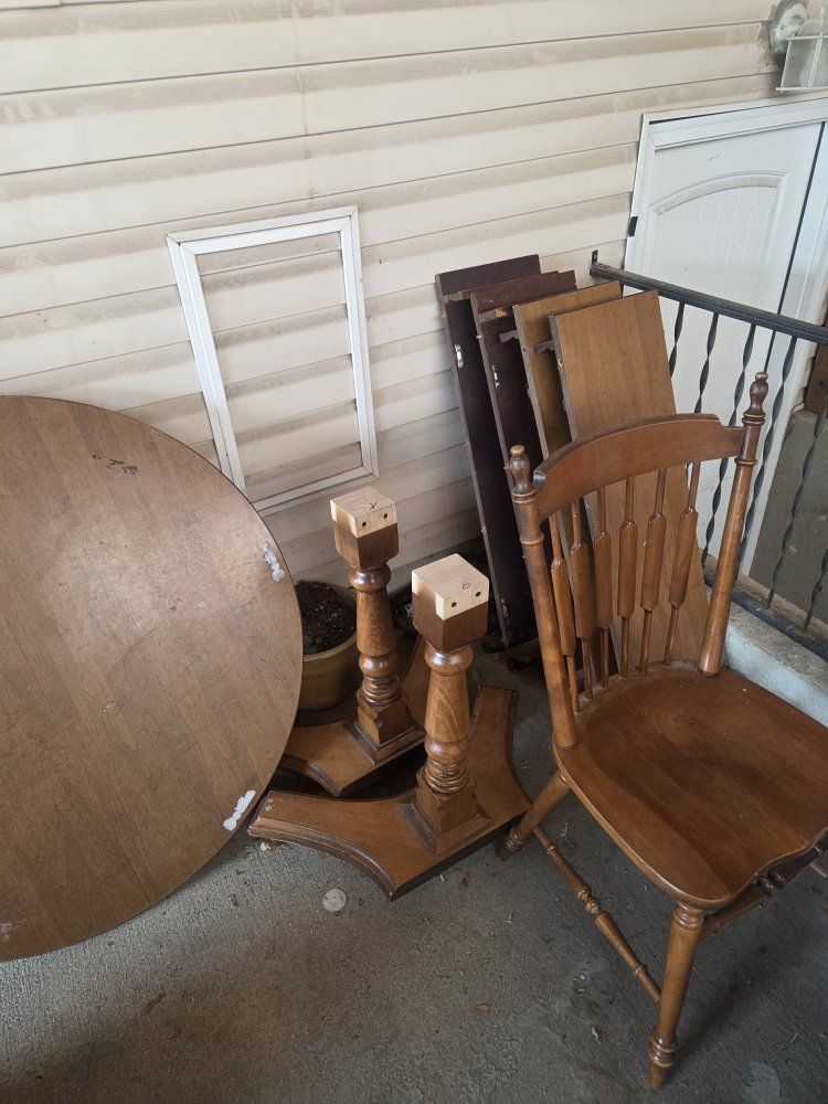 dining table +5 chairs