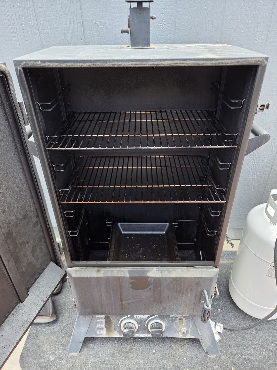 Wide body dynamic glow propane smoker