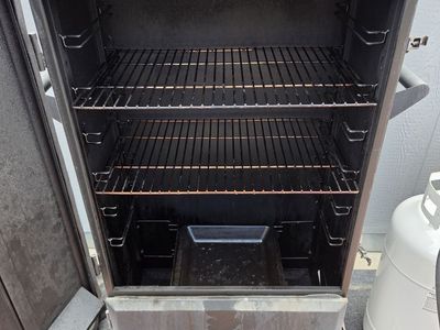 Wide body dynamic glow propane smoker