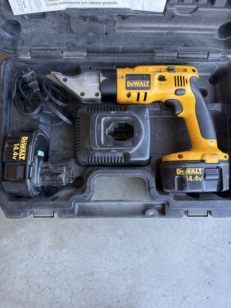 DEWALT 14.4V Cordless Shears Kit with Case, Charger and Batteries