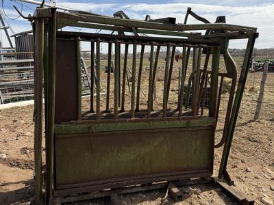 Powder River Squeeze Chute