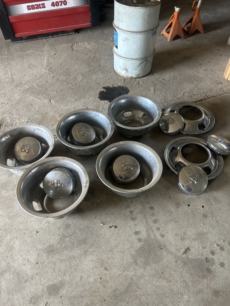 Ram hubcaps 1 ton 17’’ wheel