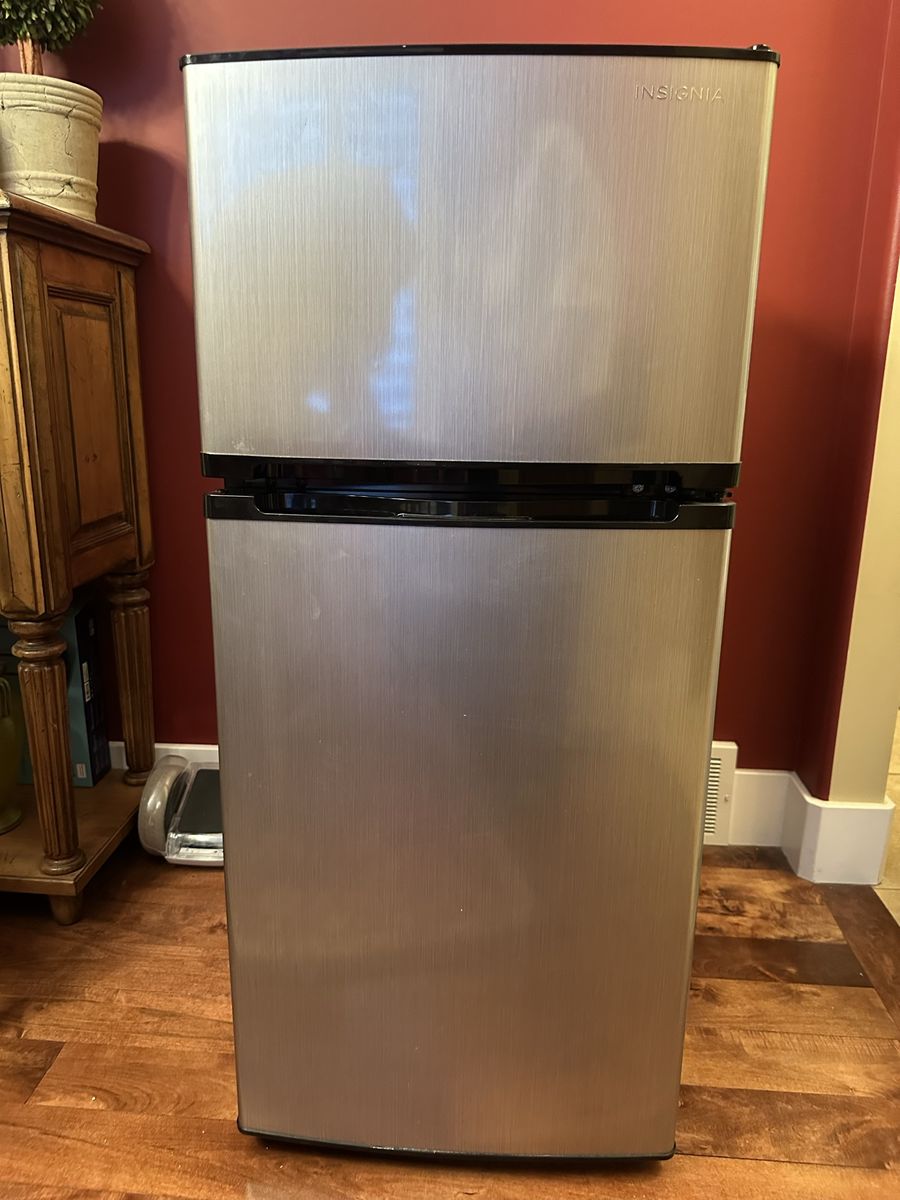 Mini fridge with freezer