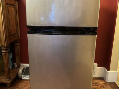 Mini fridge with freezer