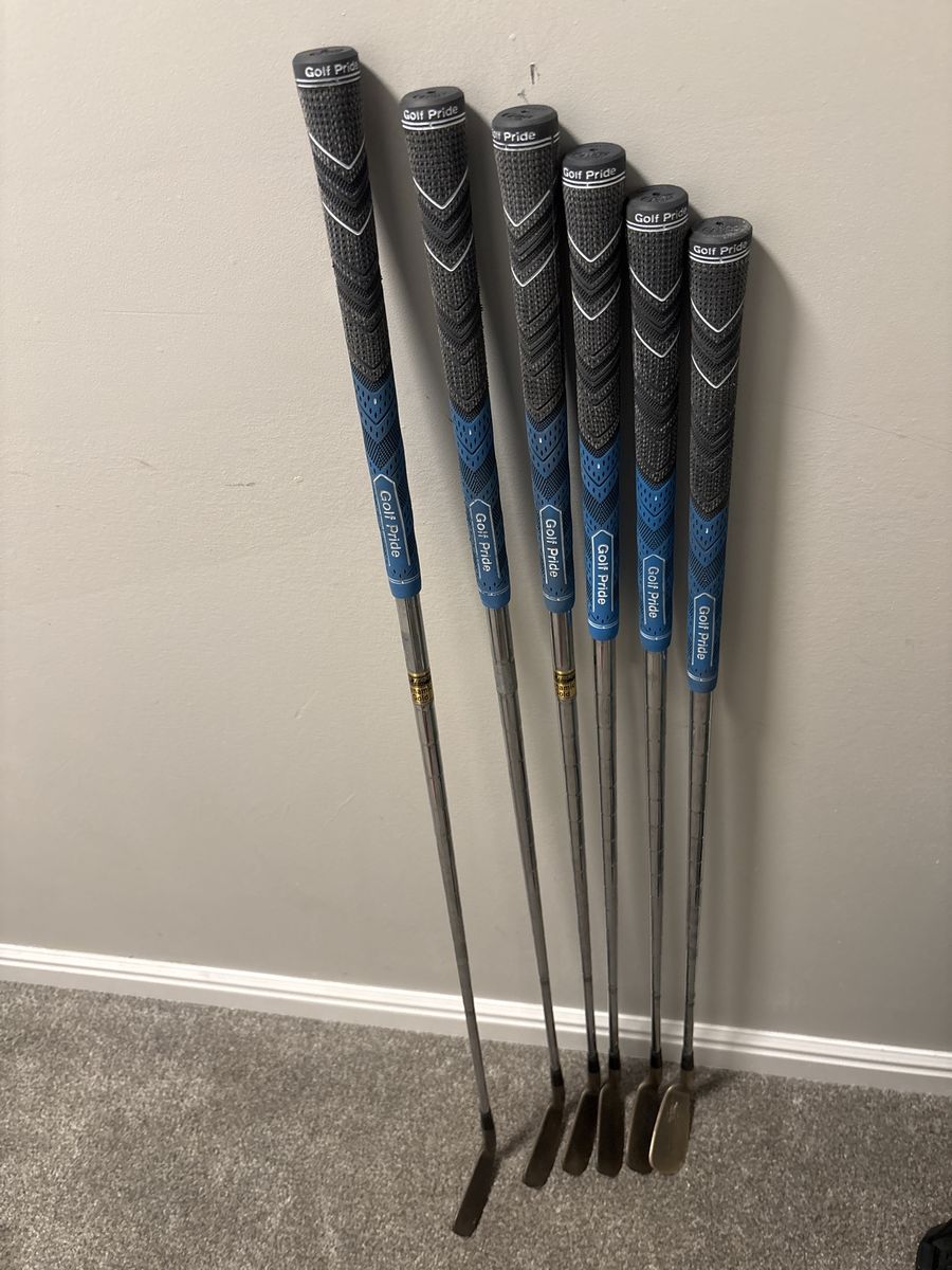 Set of 6 Gary Player golf irons with blue golf pride grips