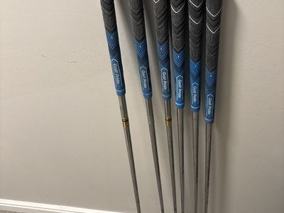 Set of 6 Gary Player golf irons with blue golf pride grips