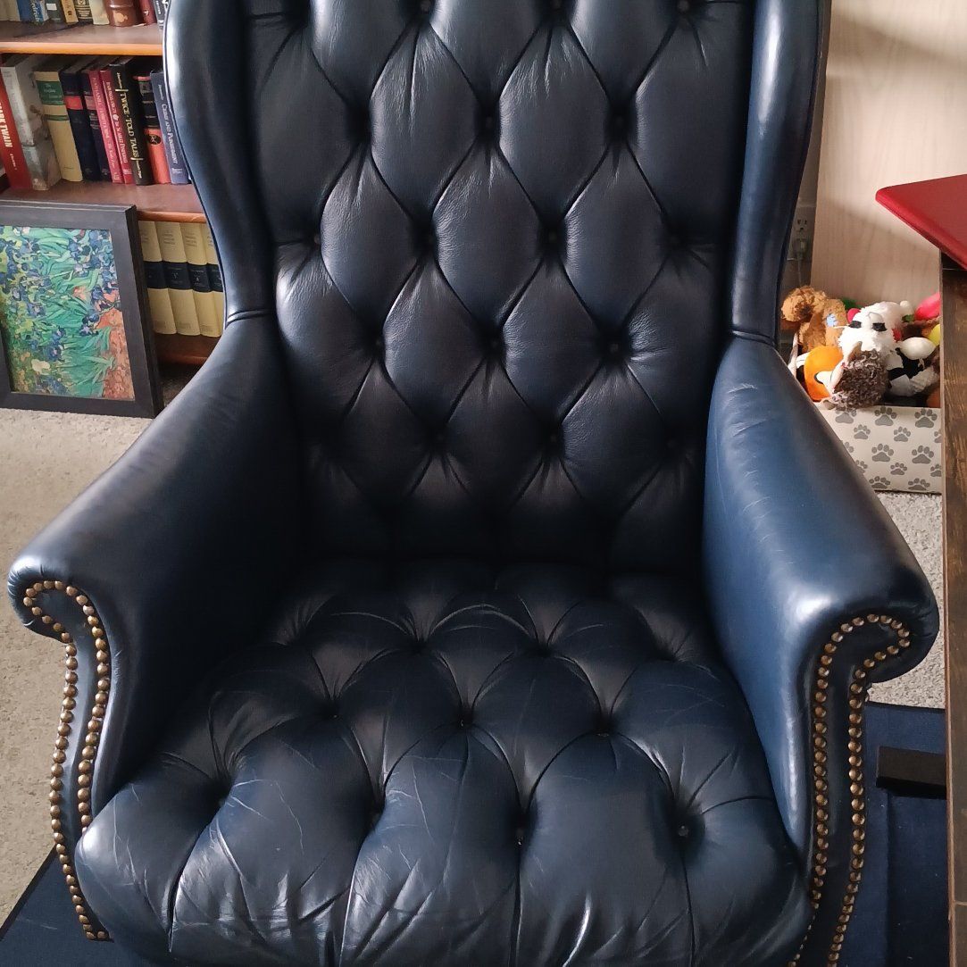 Wing Back Tufted Rolling Chair
