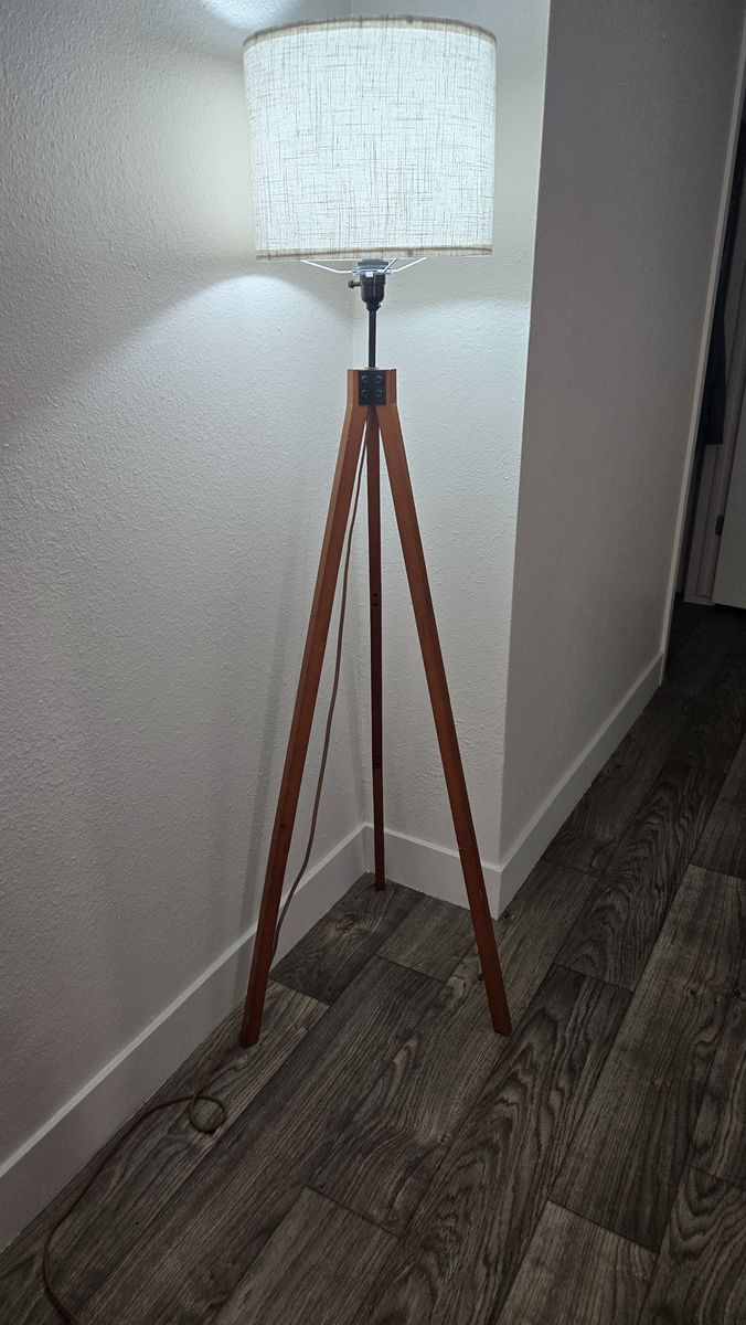 Mid century modern tripod lamp