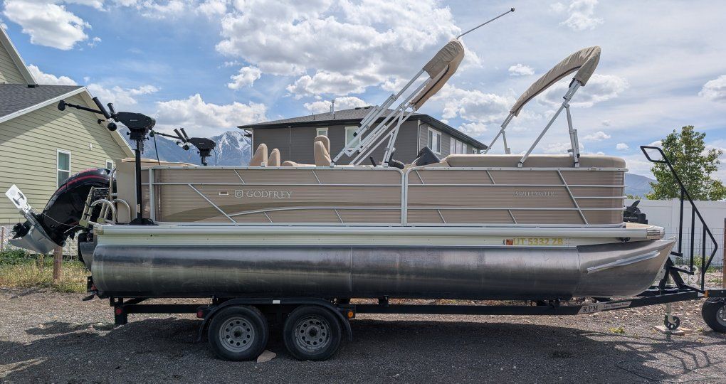 Godfrey 2020 tritoon model SW2286