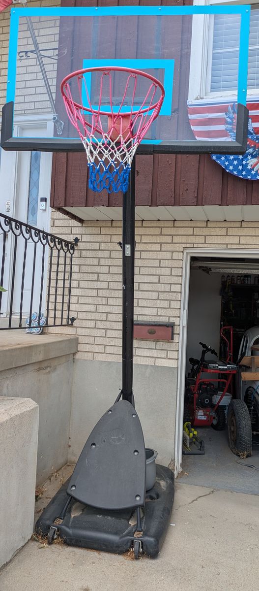 Free outdoor basketball hoop