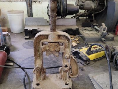 vintage pipe vise
