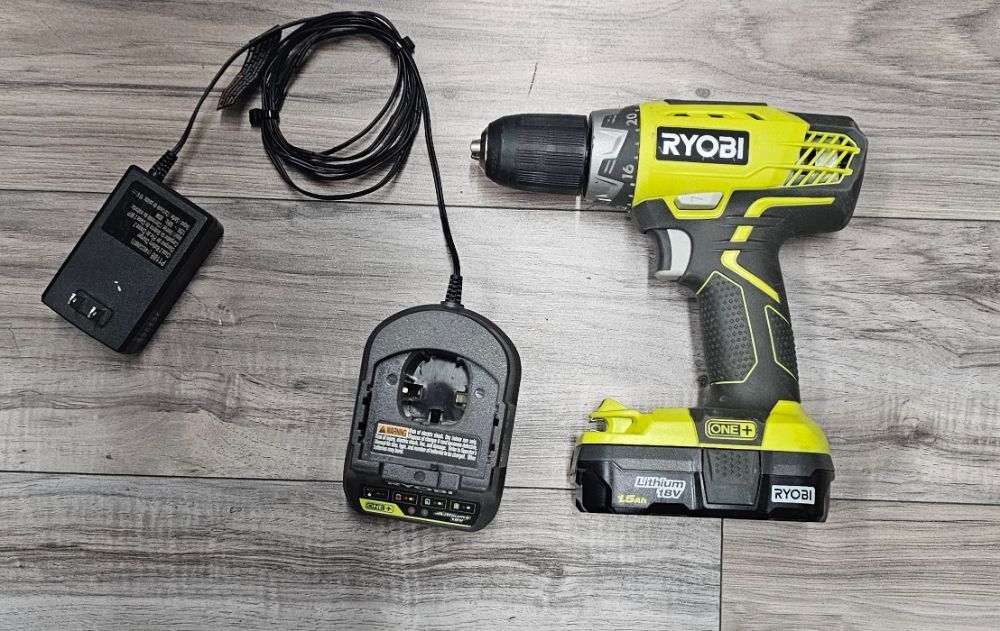 RYOBI DRILL P208B W/ BATTERY & CHARGER