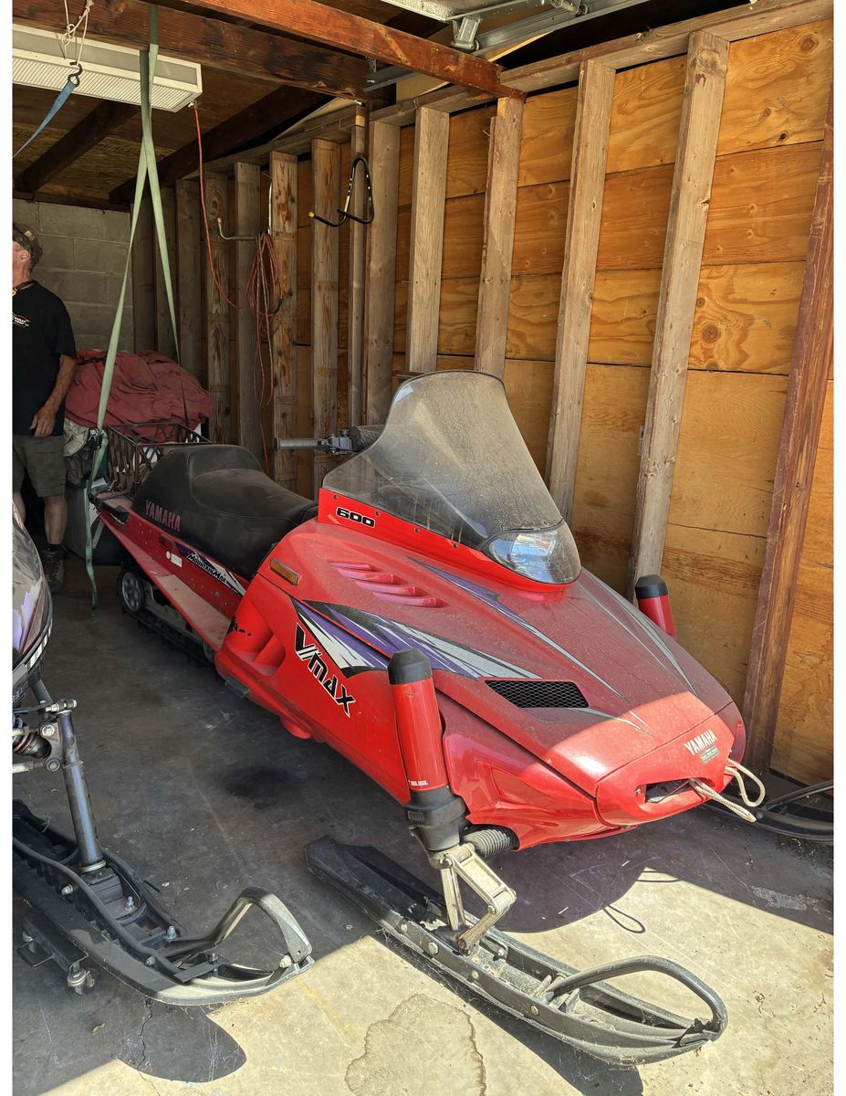 1996 Yamaha VMAX 600 Snowmobile Red with Registration