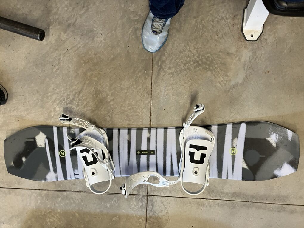 148cm Snowboard Union Binders DC Scout Boots