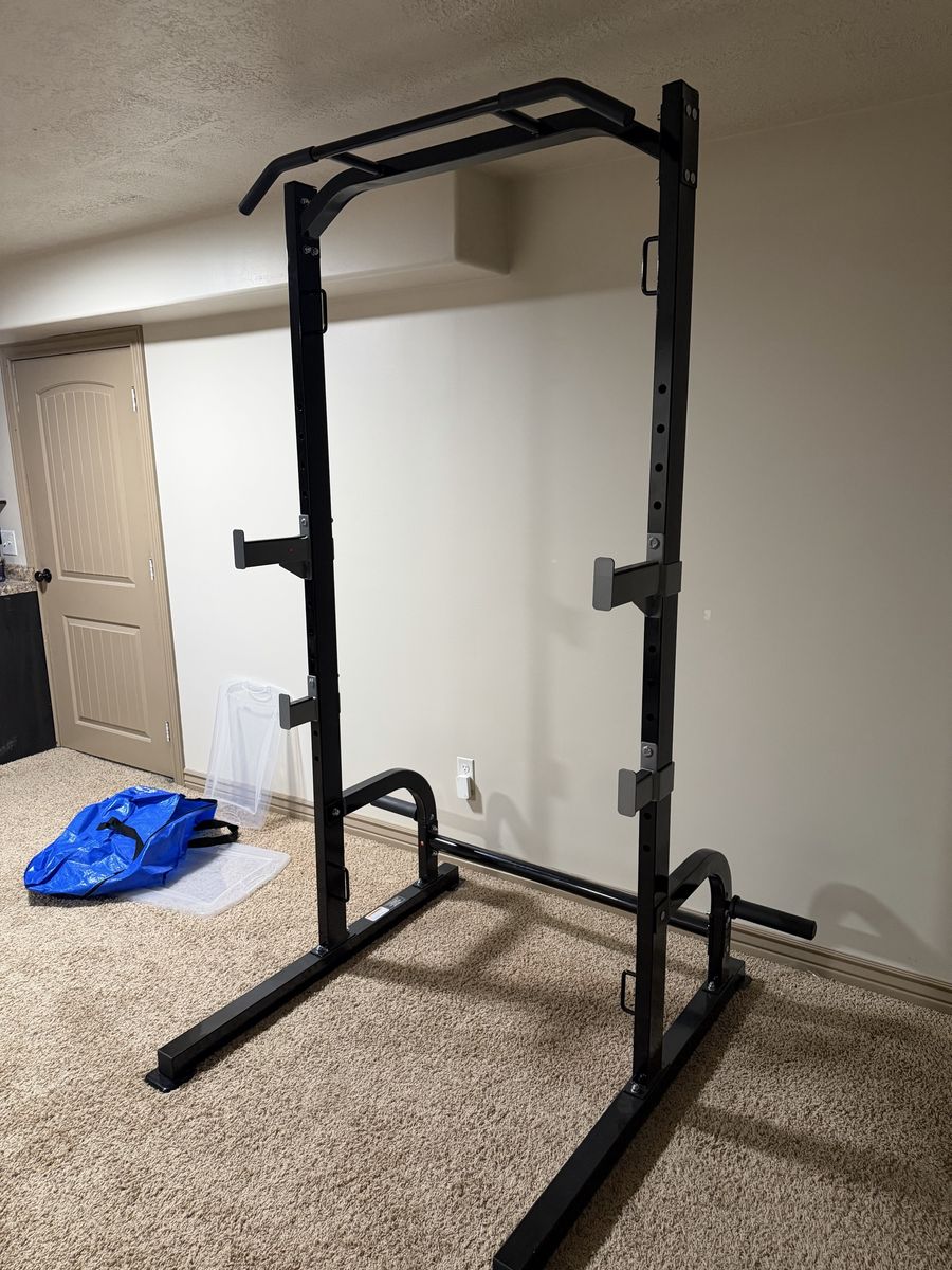 Pull up and squat workout equipment