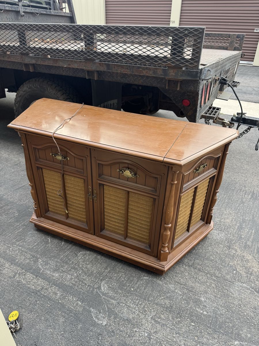Vintage Magnavox Stereo Console Record Player / Radio Cabinet