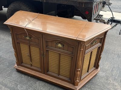 Vintage Magnavox Stereo Console Record Player / Radio Cabinet