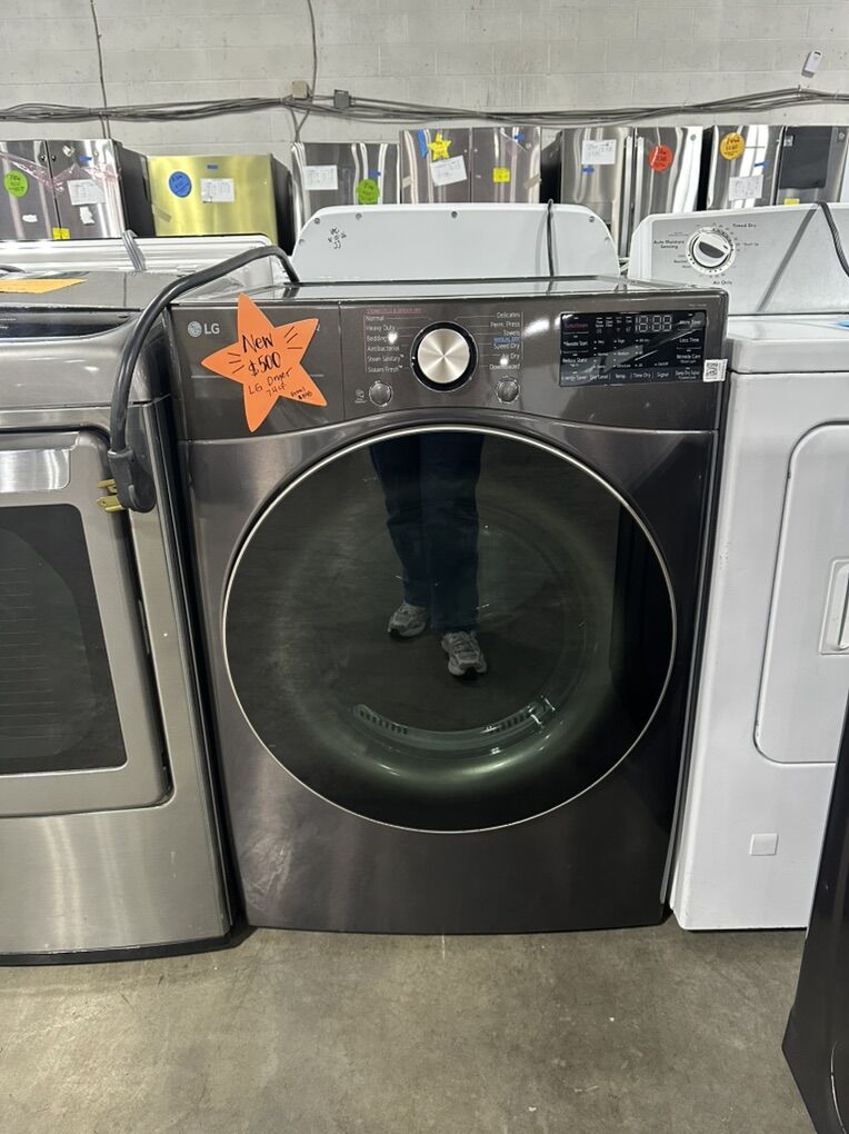 BEAUTIFUL BRAND NEW LG FRONT LOAD DRYER 7.4 CF