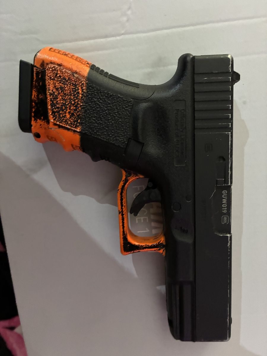 Glock BB gun uses CO2