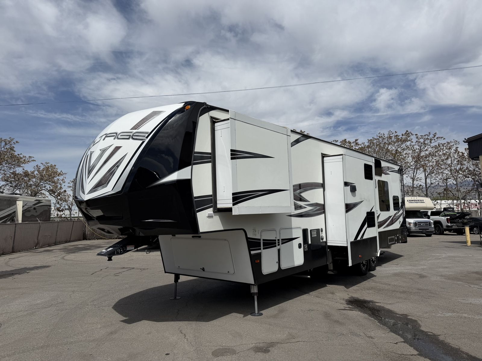 11ft Garage Like New Interior, 4 Season 2bath 2017 Keystone Voltage 3605 Like= Fuzion, Fortex, Heartland, Dutchmen Momentum