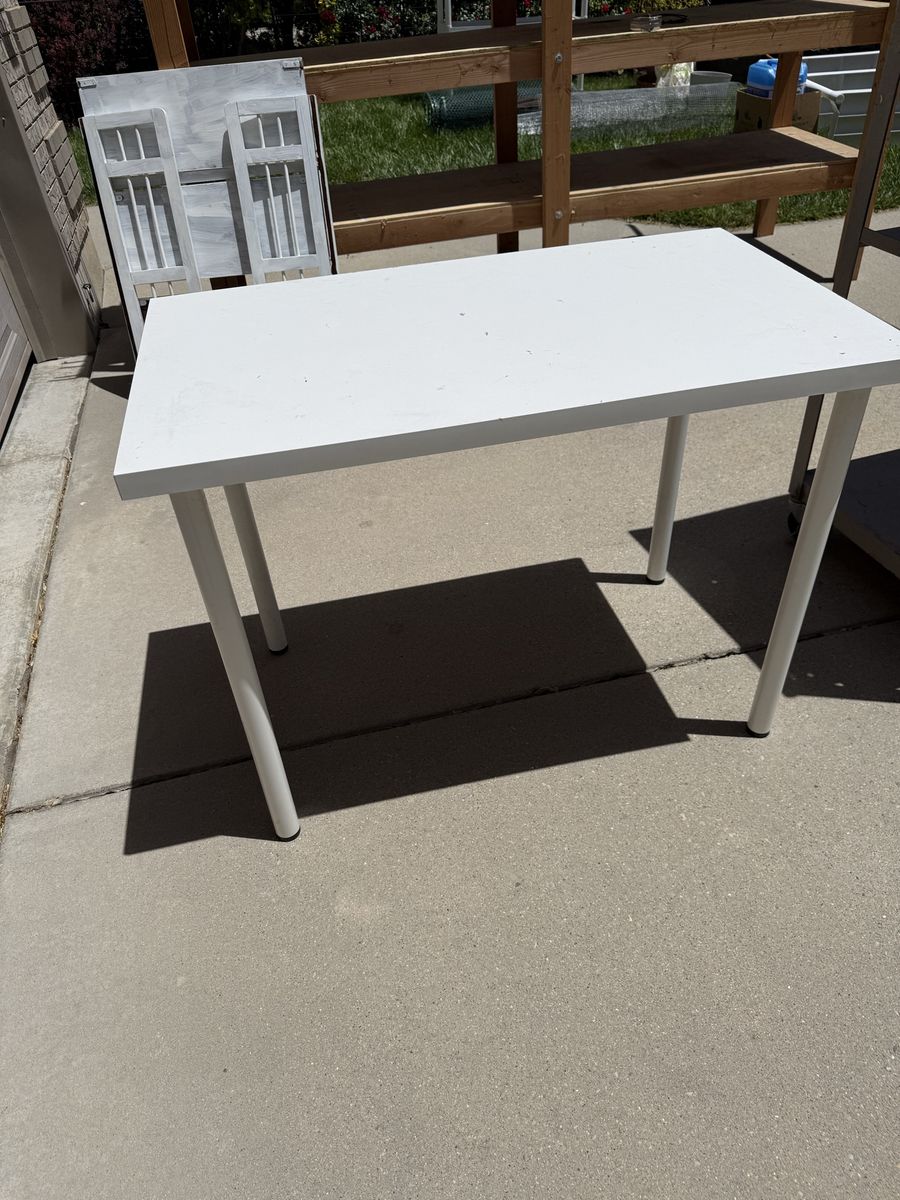 Ikea white table with removable legs