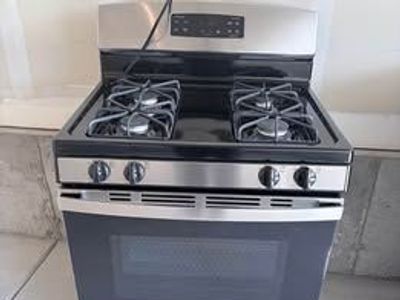 Brand New GE 30 inch Free-Standing Gas Range JGBS60REKSS