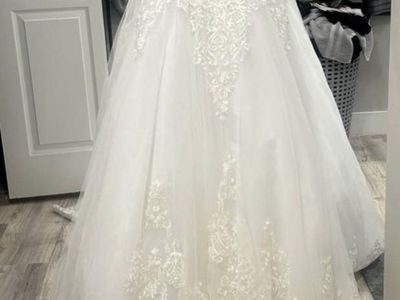 White A-Line Wedding Dress with Lace Applique Strapless Sweetheart Neckline Bridal Gown + Simple Elegant Veil + Accessories