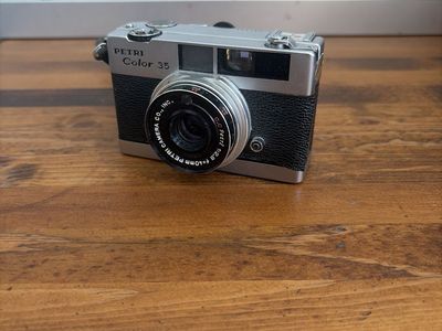 PETRI Color 35 Vintage Film Camera with f=40mm 1:2.8 Lens - Silver/Black