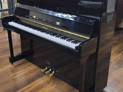 LIKE NEW STUDIO PIANO