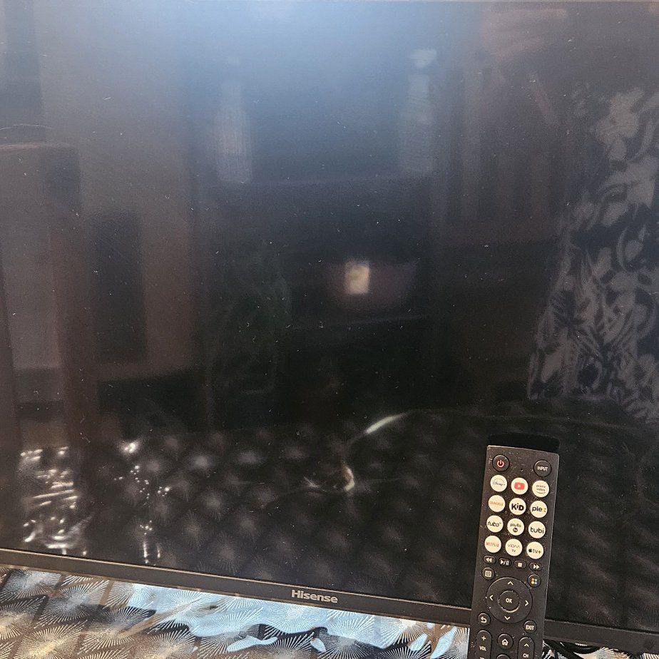 32 inch Hisense HD Smart TV with remote