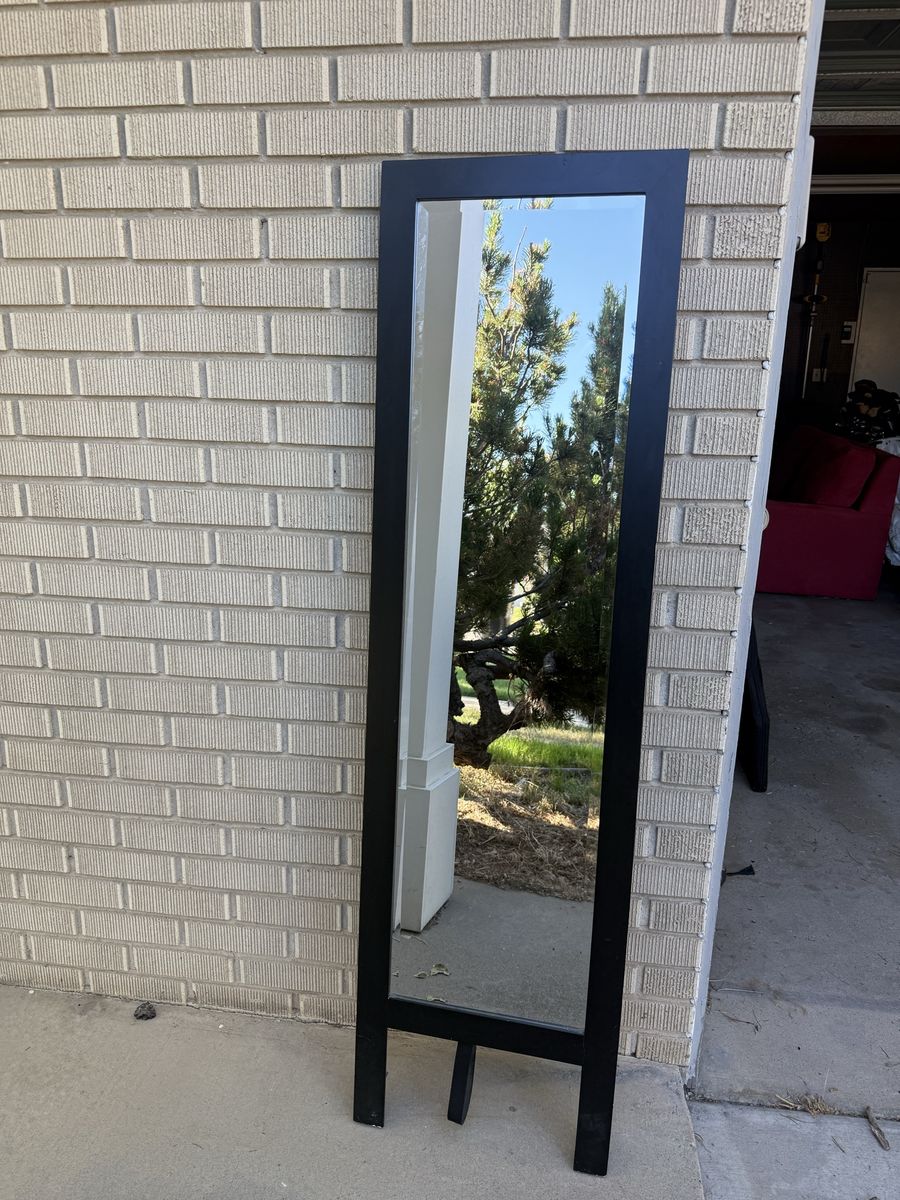 Standing mirror