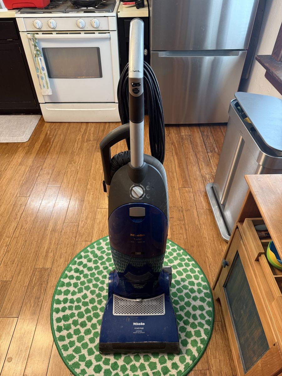 Meile Upright Vacuum