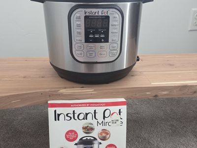 Instant Pot & Cookbook - Excellent Condition