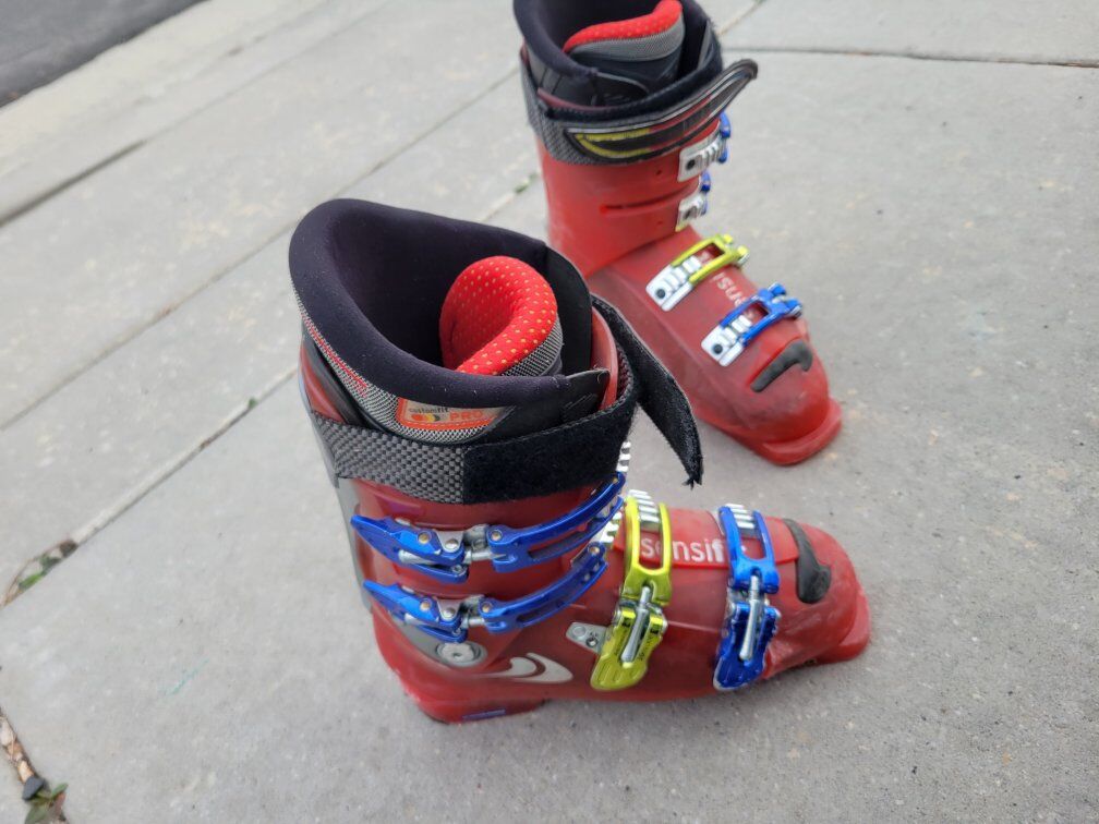 red ski boots 26-26.5 M8-8.5 W9-9.5