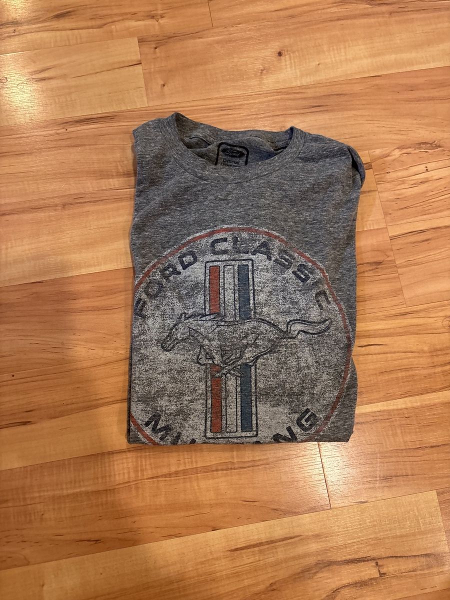Men’s T-Shirts Size Large Located in Murray