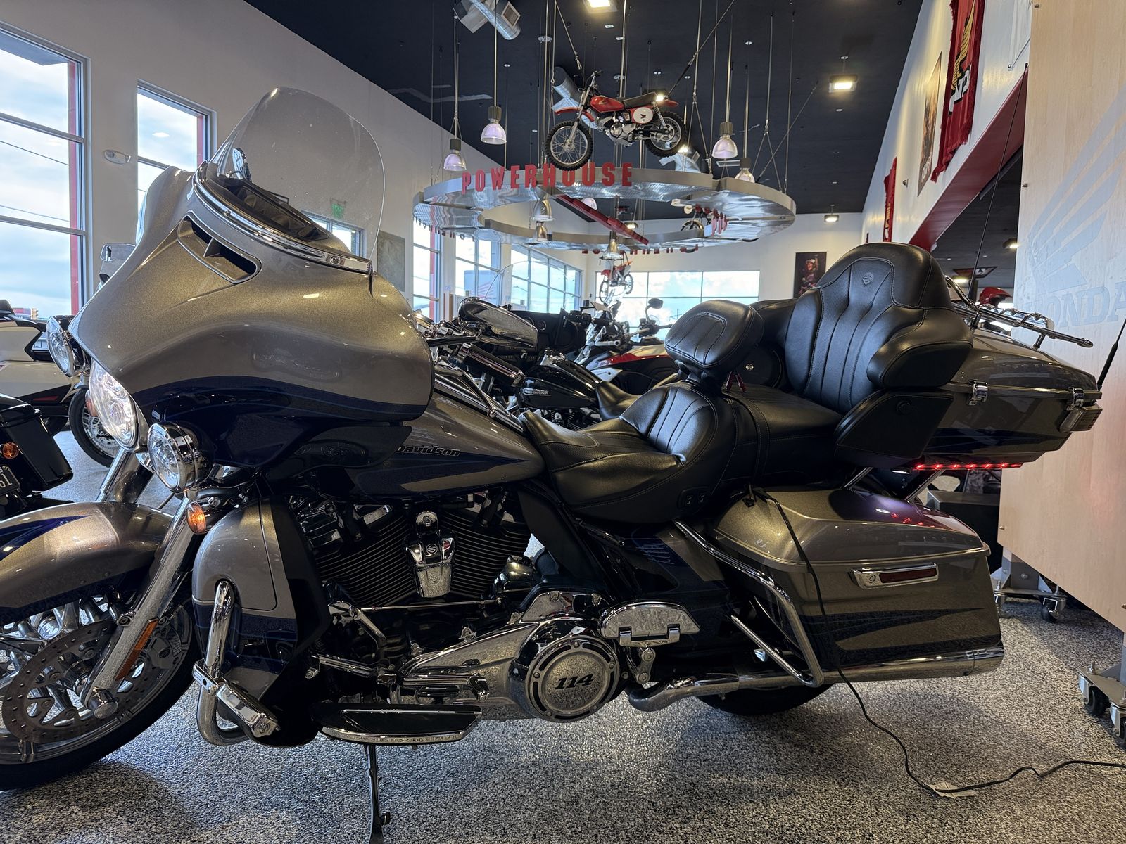 2017 Harley-Davidson CVO Ultra Limited – Silver & Blue – 13,000 Miles – Pure Luxury Touring – $19,499