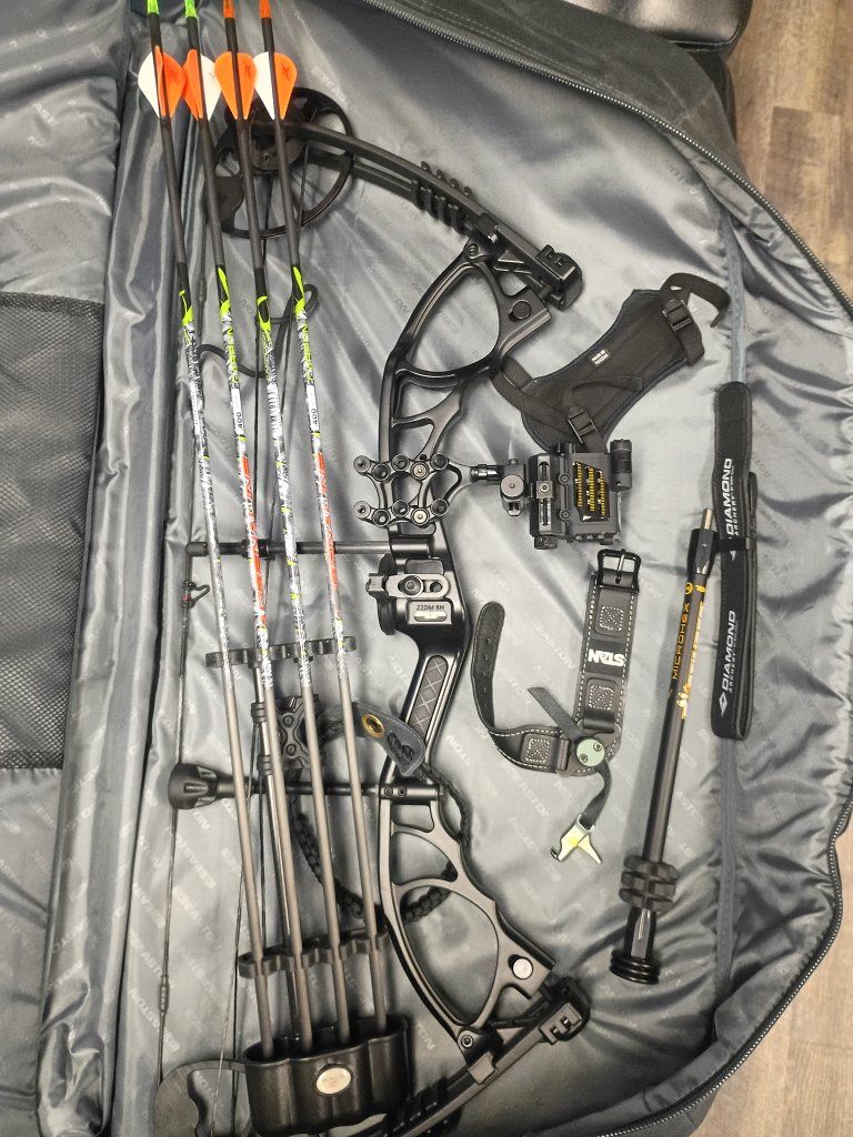 Diamond Archery Edge XT Compound Bow Package with Case & Arrows - Black