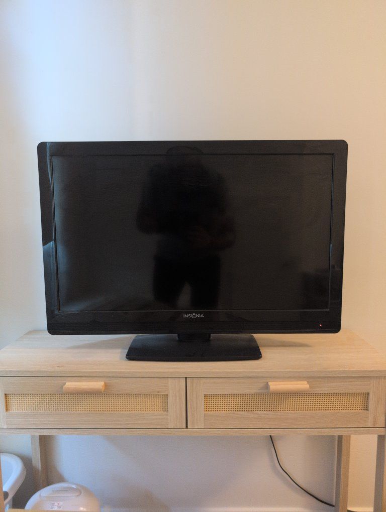 Insignia 32-inch LCD TV - Black, Great for Bedroom or Office