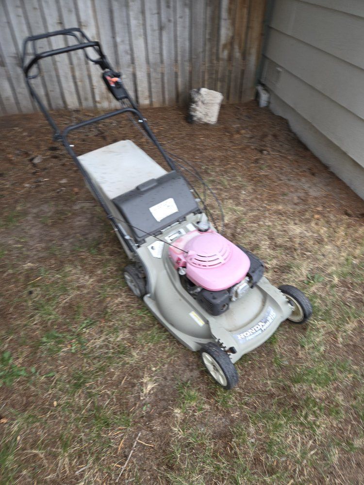 Honda Harmony HRM215 lawnmower with bagger