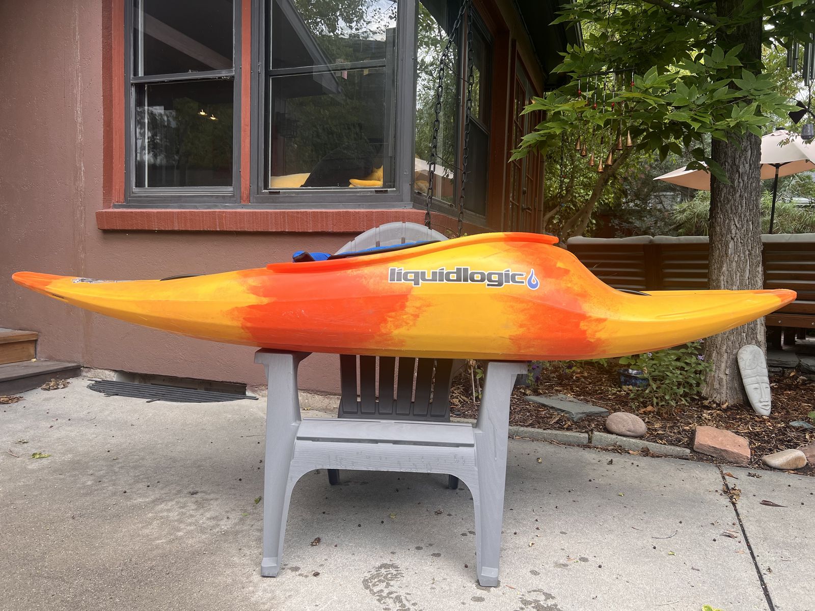 White water playboat