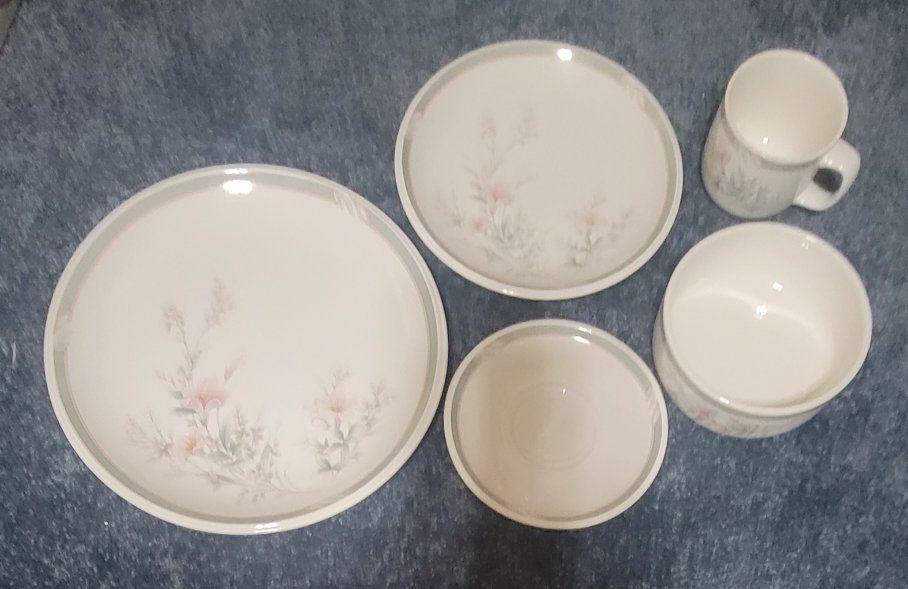 Noritake Calla Lily  5-Piece Place Setting