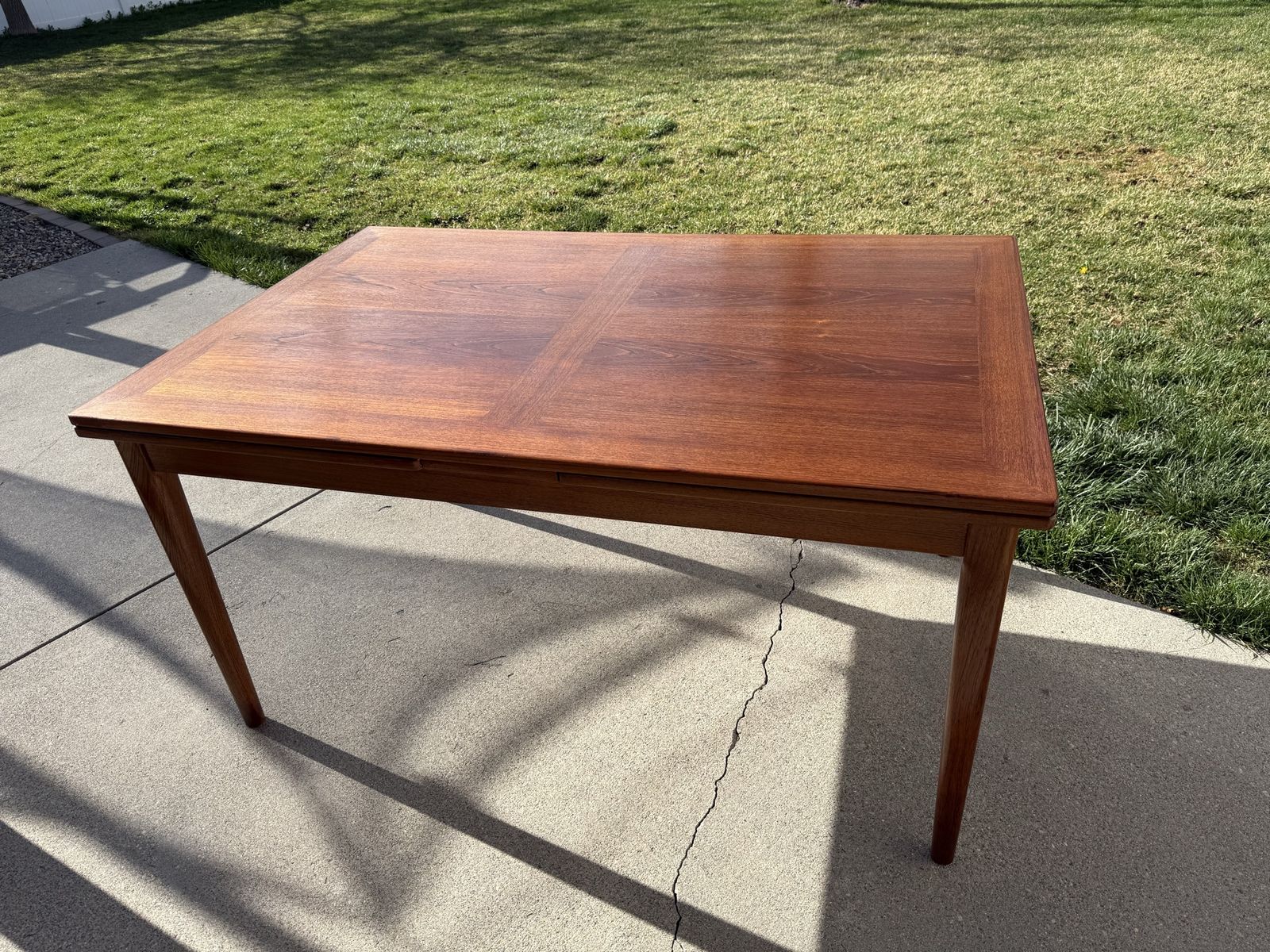 Skovby Expandable Dining Table with Stow in Leaves