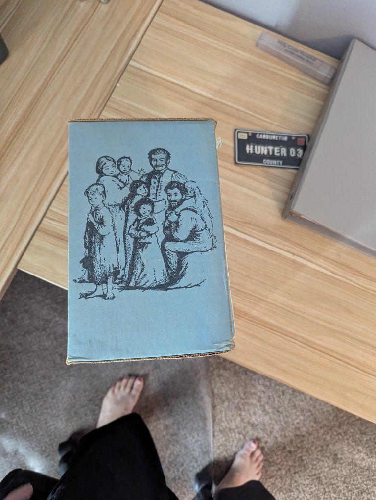 This is a vintage 1971 paperback box set of the "Little House" series by Laura Ingalls Wilder