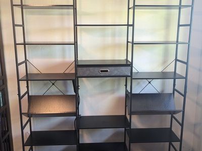 Free-standing shelf